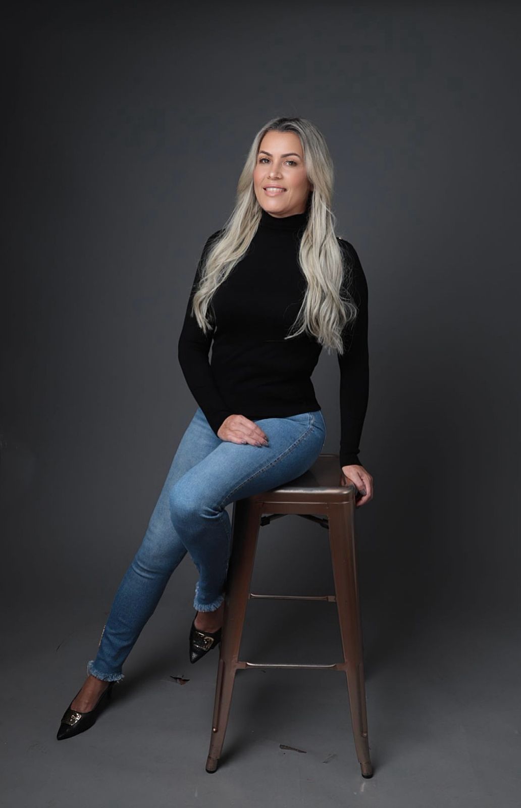 Dra. Érica Rangel sentada em retrato profissional