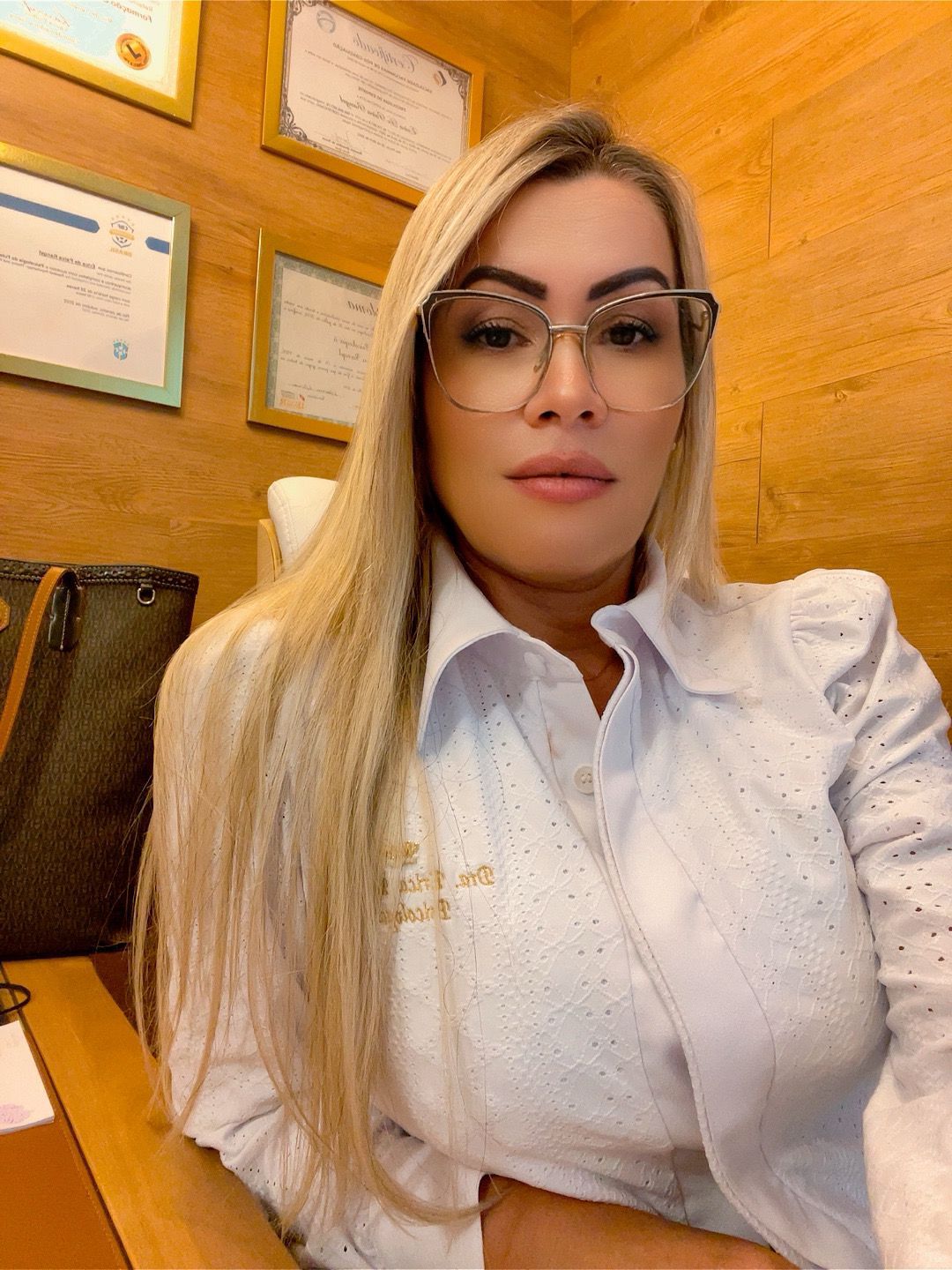 Dra. Érica Rangel em seu consultório